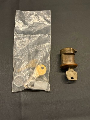 Lot (2) Vintage Cabinet Cam Locks w/ Working Keys   Finestra & Fort Lock Chicago