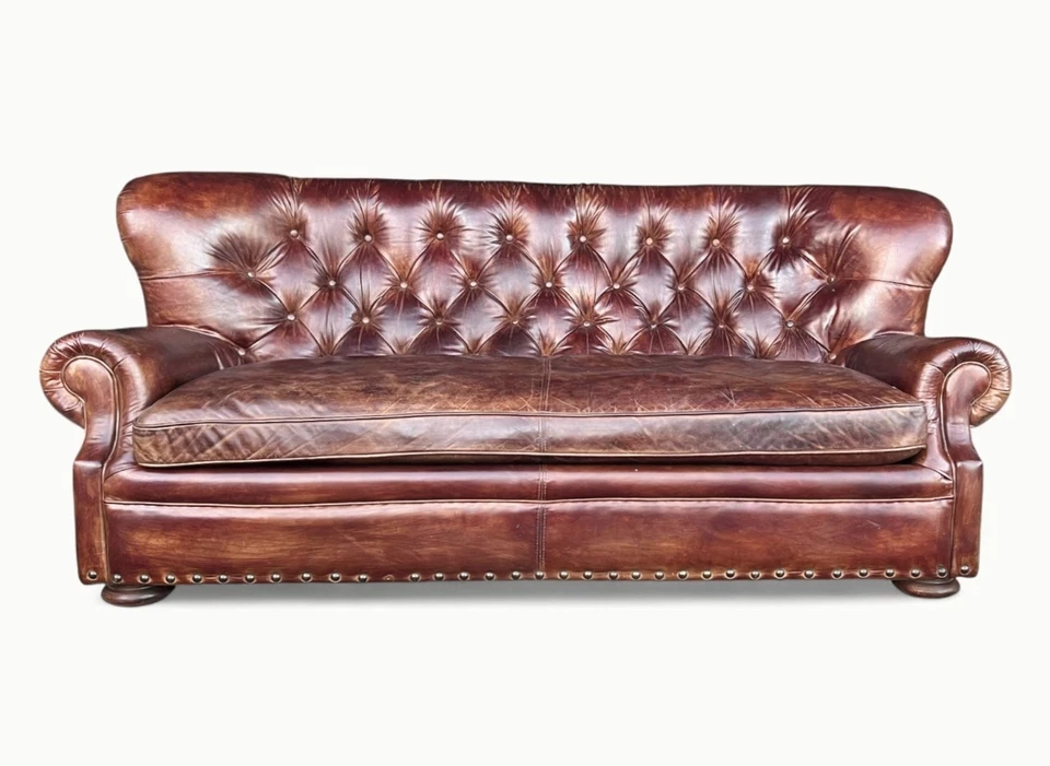Sofá de cuero estilo Chesterfield vintage - Sofá acolchado marrón oscuro restaurado Foto 2 de 4