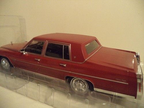 MCG 1982 Cadillac Fleetwood Brougham metálico rojo oscuro 1:18 nuevo en caja - Imagen 4 de 8