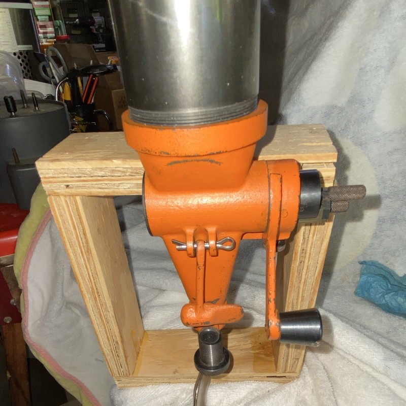 Lyman number 55. Heavy cast iron with excellent paint. And removable powder 