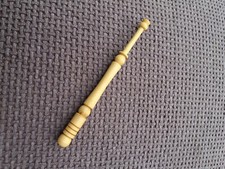 Handgefertigtes dekoratives Näh-/Stickgarnenende aus Holz
