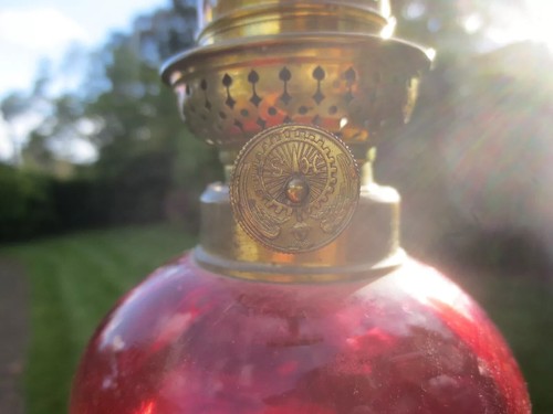Vintage Antique Brass & Cranberry Glass Peg Oil Lamp - Picture 4 of 17