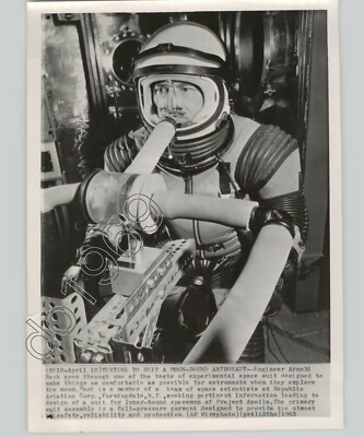 ENGINEER Arnold Beck Undergoes Tests SPACESUIT Farmingdale NY 1963 Press Photo