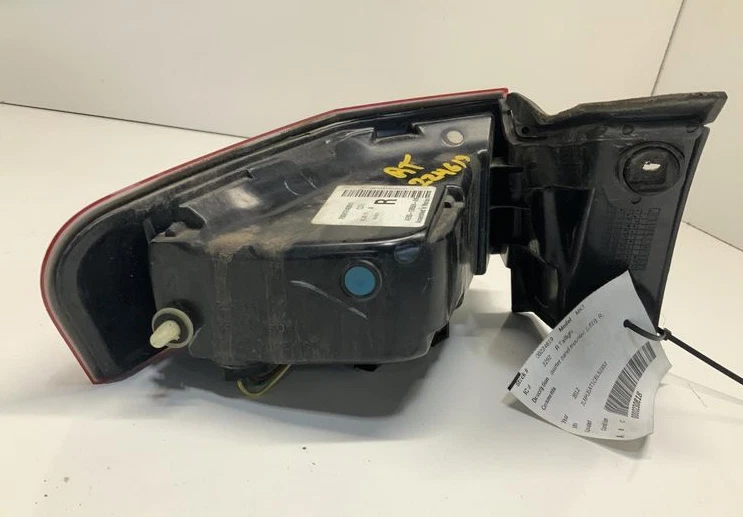 Крепление на четверть панели заднего фонаря для правостороннего пассажира Lincoln MKT 2010-2019 годов выпуска - Изображение 2 из 2