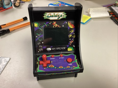 NAMCO My Arcade Galaga Handheld Mini Arcade Retro Cabinet Game + Batterien, Kabel