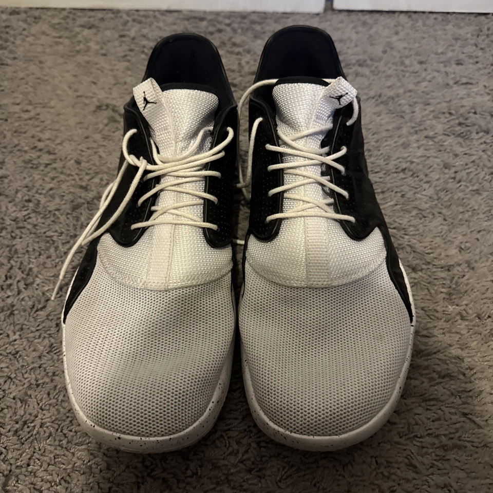 Talla 13 - Air Jordan Eclipse Negro Blanco - Usado Foto 2 de 4