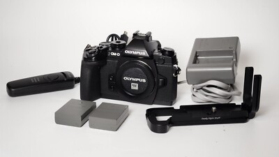 Olympus OM-D E-M1 Mark I Mirrorless MFT Digital Camera Body 2 Batteries, Charger