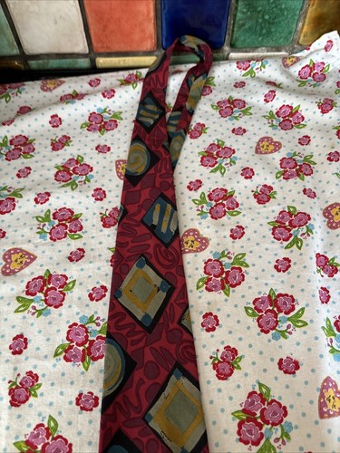 TULI Men's Red Abstract Patterned Pure Silk Hand Sewn Neck Tie - Picture 11 of 11