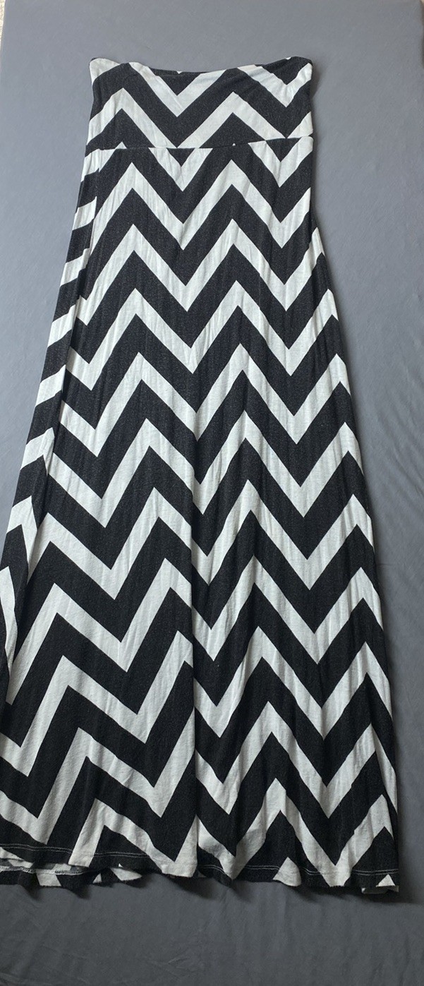 Black and white chevron patterned strapless maxi dress Size XL