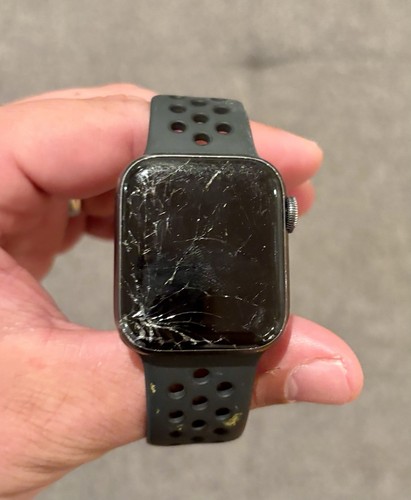 Apple Watch Series 5 40mm Cell, Wi-Fi, GPS Aluminum - CRACKED SCREEN - Photo 2 sur 4