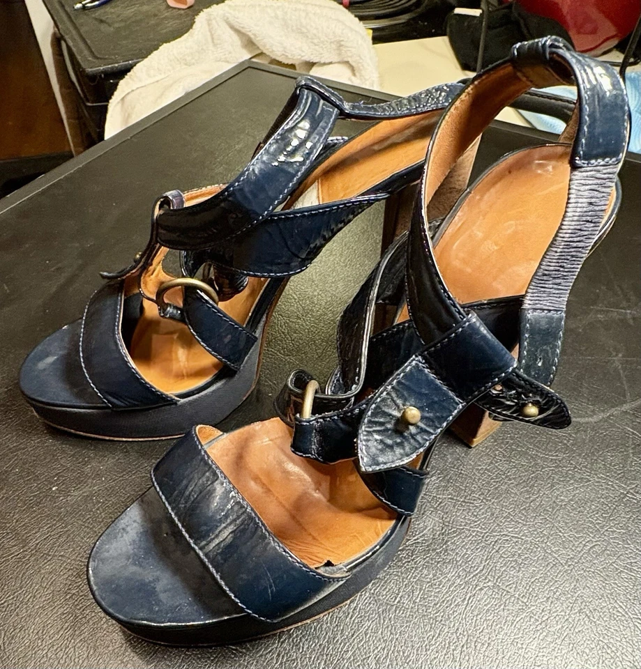 LANVIN TACONES GRUESOS $ Sandalias de plataforma de charol azul marino correa en T HARDWARE 41 Foto 3 de 4