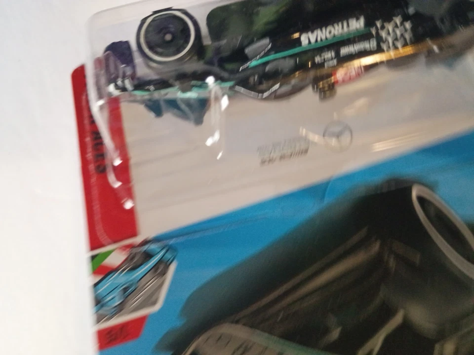 Mercedes-AMG Petronas Formula 1 One Team Mainline 2025 Hot Wheels  Foto 4 de 4