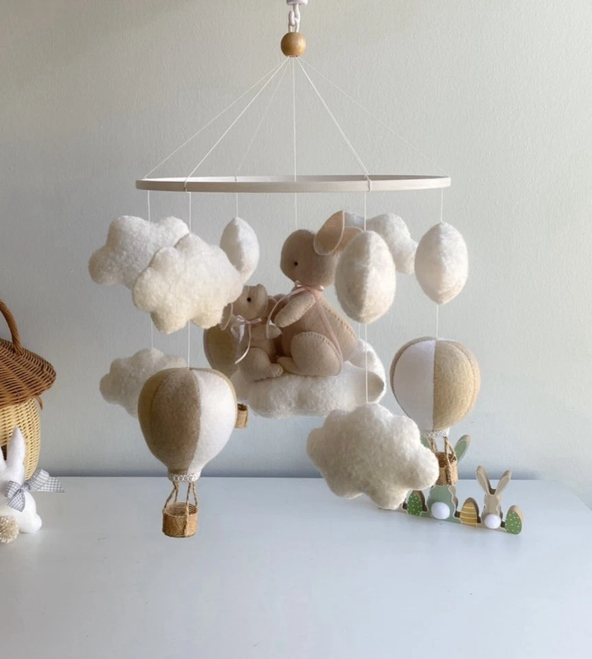 Celular de feltro feito à mão para bebês com nuvens de coelhos e balões de ar quente | Decoração de berço - Imagem 4 de 4