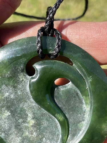 Nephrite Greenstone Pounamu Des HETHERINGTON's 'Stylised Bird DISC' JADE PENDANT - Picture 10 of 15