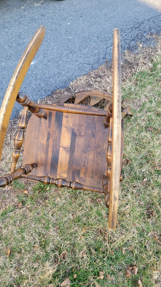 Mecedora de madera maciza vintage Nichols & Stone Windsor con respaldo arqueado Massachusett Foto 4 de 4