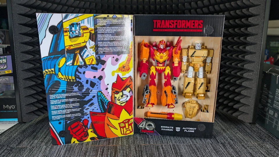 Generations Comic Edition Autobot Flame & Emirate Xaaron Action Figure 2-Pack - Image 3 of 4