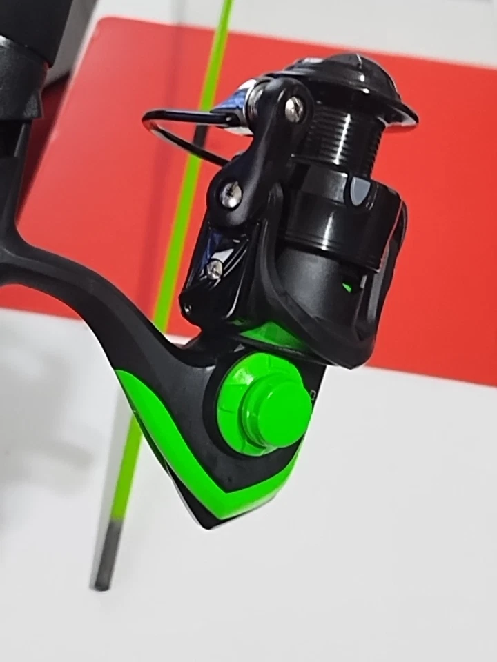 Nueva caña de pescar giratoria Zebco Splash 6' ML 4-8 lb y carrete código 13 neón Foto 4 de 4