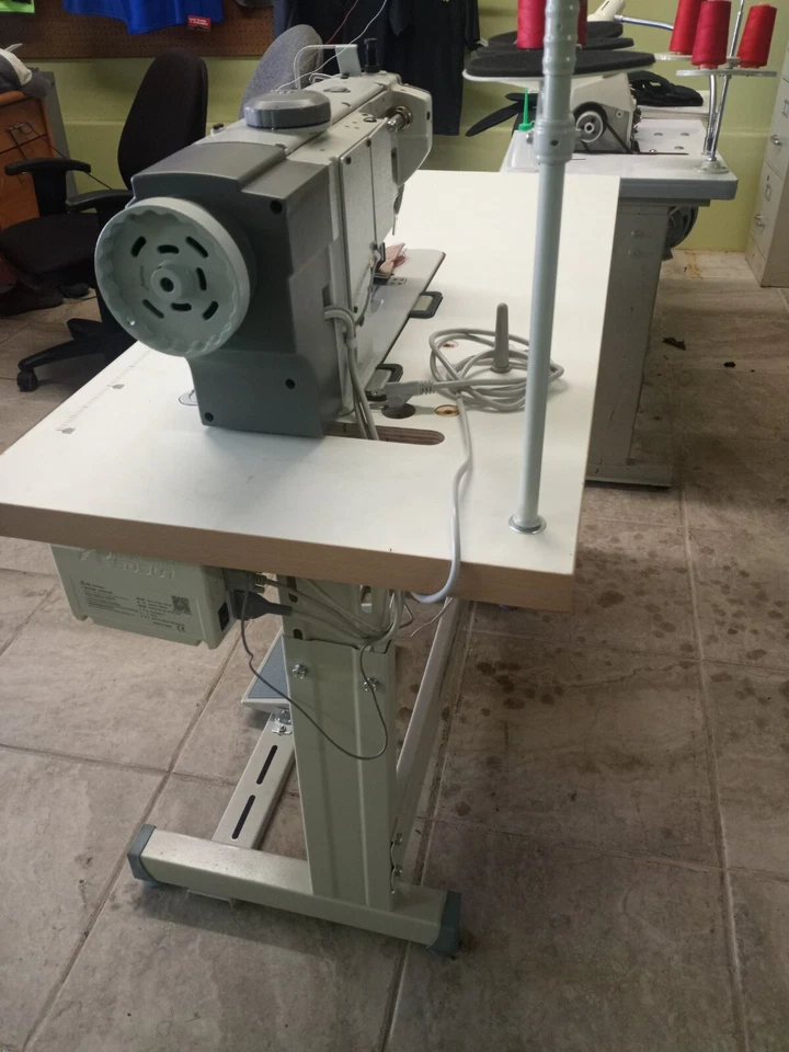 Industrial sewing machine Speedway - double needle walking foot complete w/table - Image 4 of 4