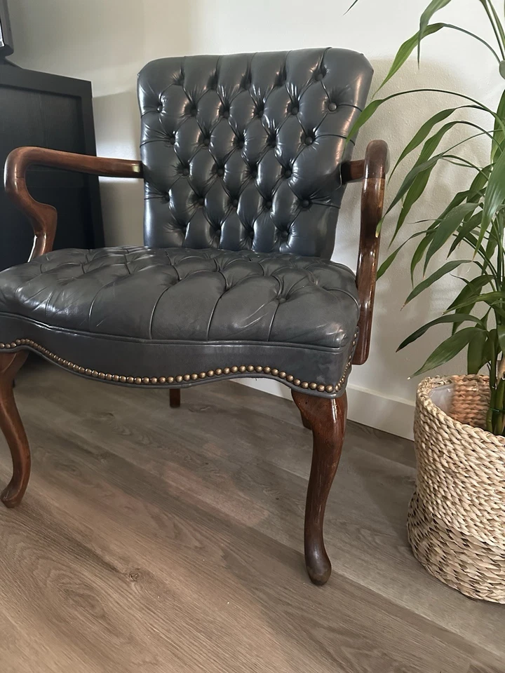 HICKORY CHAIR COMPANY "BONITO" PAR DE SILLAS DE BIBLIOTECA DE CUERO CHESTERFIELD DE COLECCIÓN Foto 4 de 4