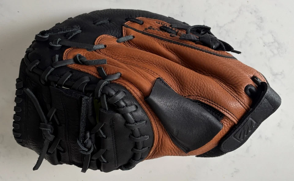 Guante de primera base MacGregor 12,5 para atrapar mano derecha modelo MCFB100X + pelota Foto 4 de 4