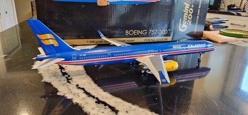 Gemini Jets Icelandair B 757-351WL 1:200 G2ICE786 100 años Independencia TF-ISX - Imagen 10 de 13