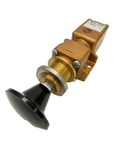 Versa VIZ-3301 Manual Valve, 200VAC, 1/4", 3-way, 2-pos, NC, Brass - NNP