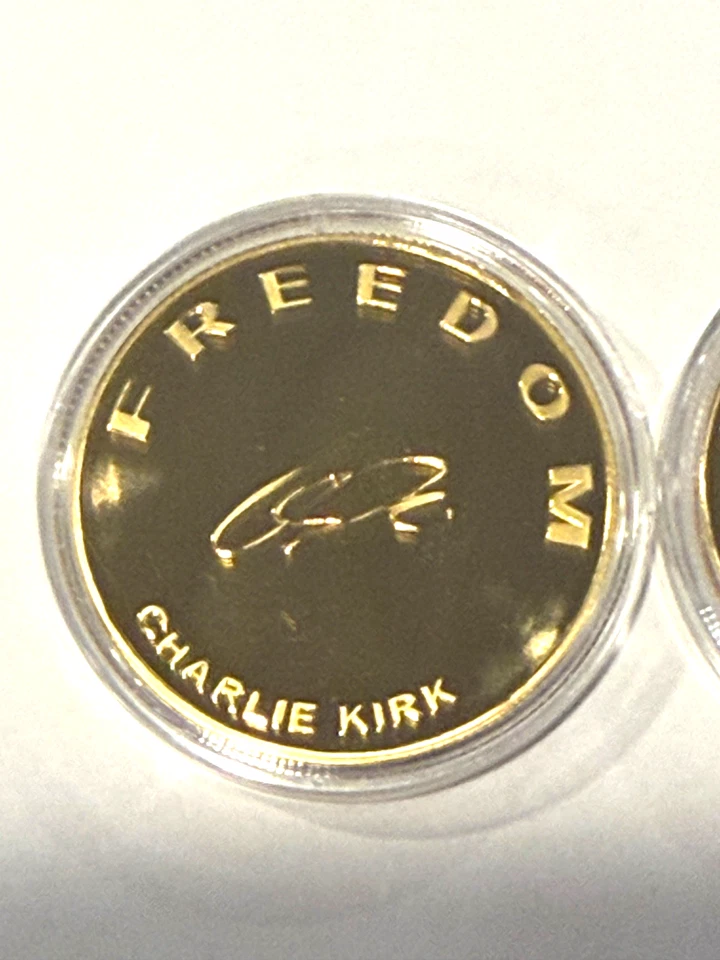 Moneda Oficial Charlie Kirk Libertad, Ficha Firmada Dorada 1oz, Punto de Inflexión EE. UU. Foto 2 de 4