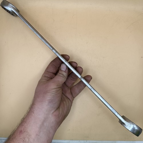 Mac Tools Sabina 16" Long 1-1/8"-1-1/4" 12PT Offset Box End Wrench BXL3640 - Picture 3 of 10