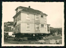 Foto USA – zweigeschossiges Holzwohnhaus Transport – Hausumzug auf Tieflader LKW