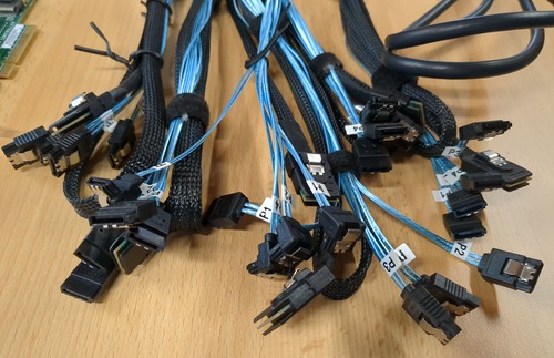 Bundle of server cards and cables: LSI SAS 9207-8e, HP 24-Bay 6G SAS Expander... - Photo 19/19