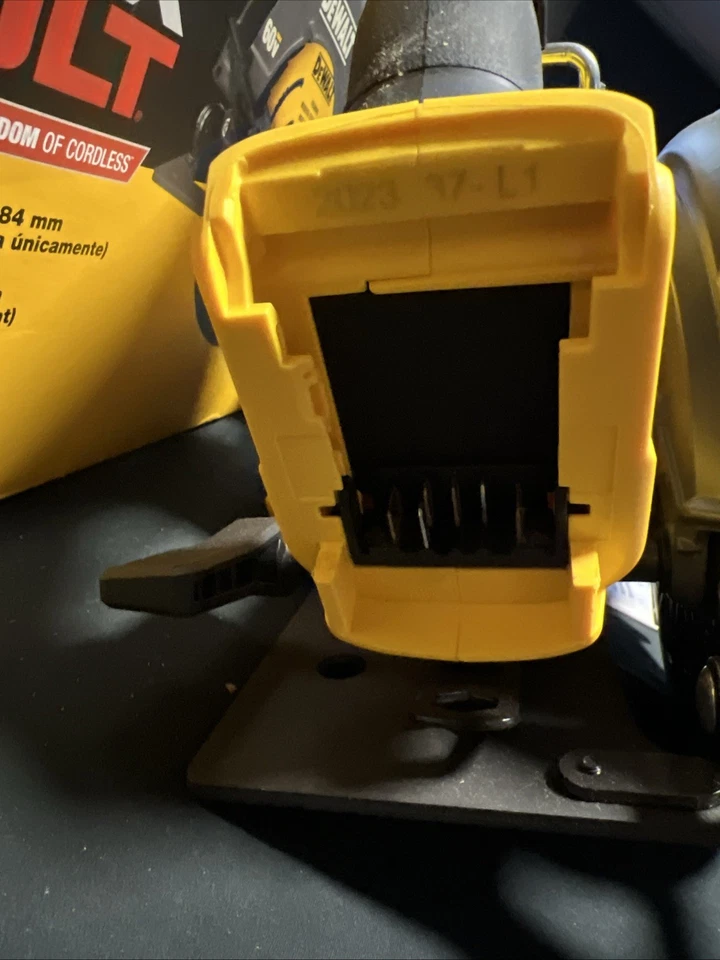 Dewalt DCS578B FlexVolt 60V 7-1/4" Brushless Cordless Circular Saw Not Working - Image 4 of 4