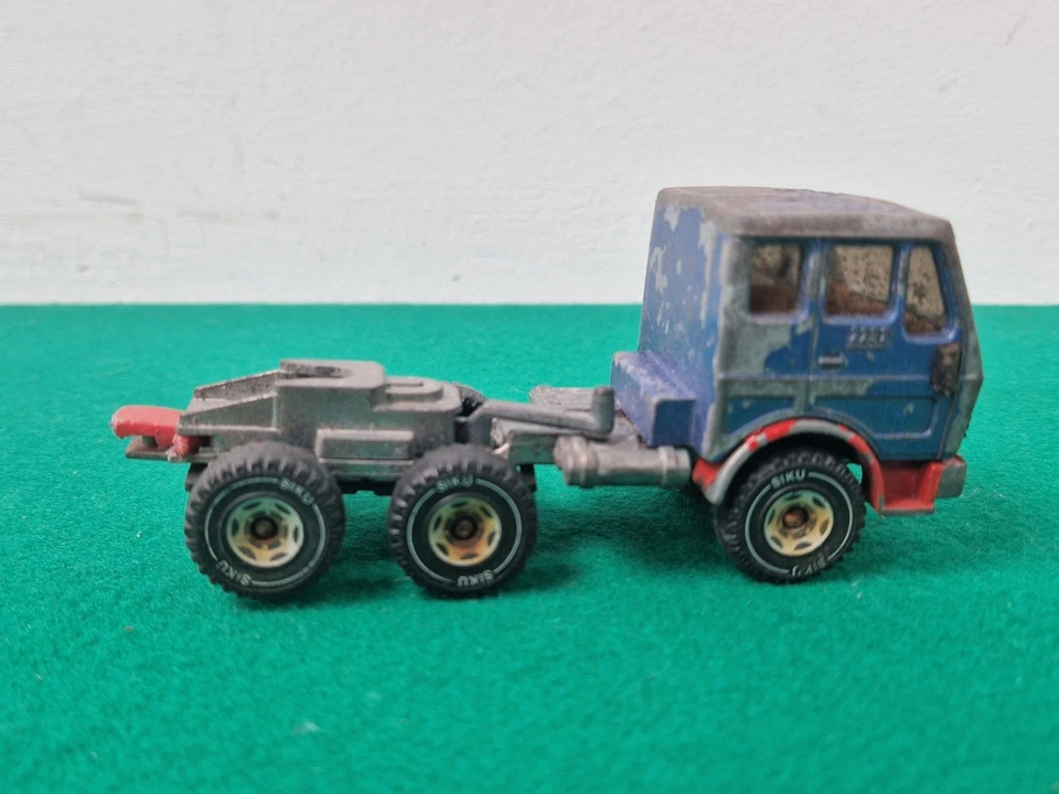 Camión fundido a presión SIKU 2232 azul Mercedes-Benz de tres ejes hecho en Alemania Foto 3 de 4