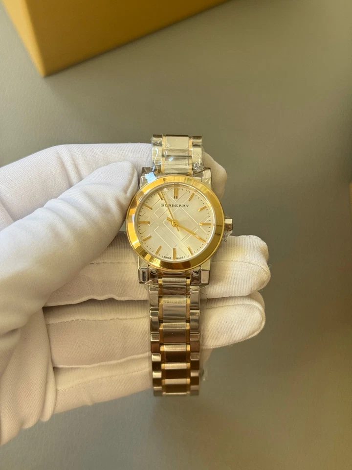 Nuevo reloj para mujer Burberry The City BU9217 dos tonos acero inoxidable 26 mm Foto 2 de 4
