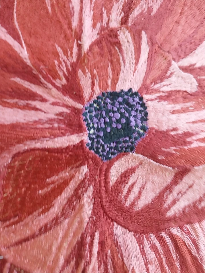 Superbe  broderie florale sur soie beige foncé de 44 cm.de côté.  Parfait état  - Photo 2/4