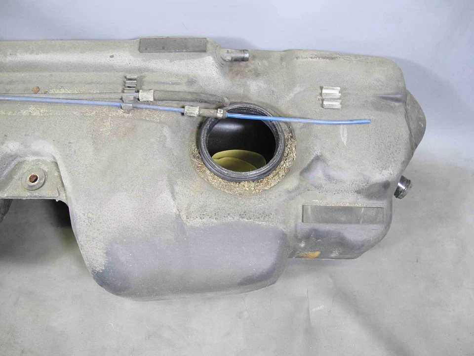 BMW E36 318ti 1995-1997 escotilla compacta tanque de suministro de combustible de gasolina de plástico de fábrica OEM Foto 3 de 4