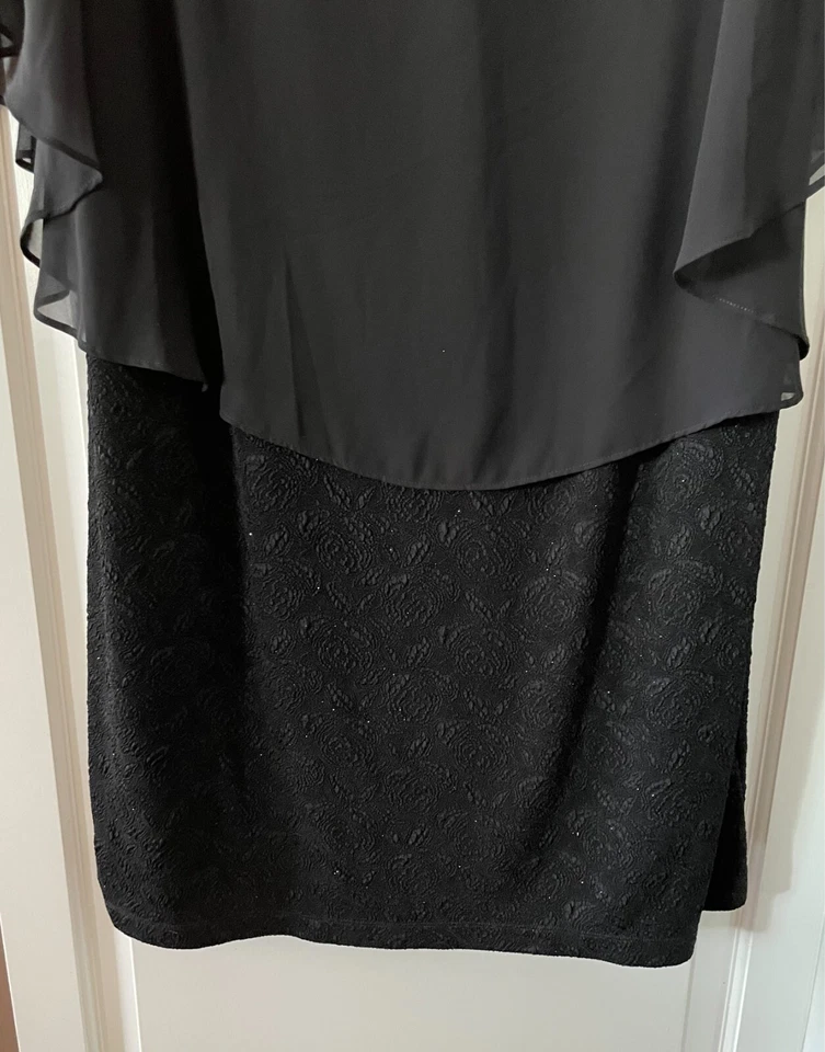 Vestido formal/de fiesta negro con cuello adornado con capelet de gasa talla 20W AGB para mujer Foto 4 de 4