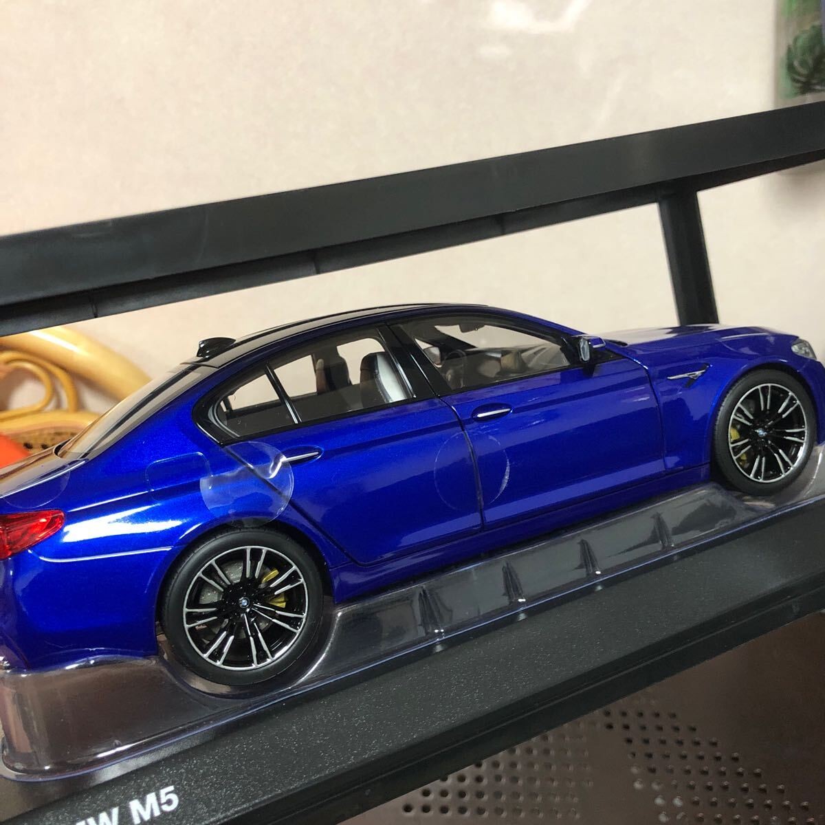 BMW M5 1/18 スケールモデル 青 Norev - BMW M5 - 1/18 Diecast - In Depth Review - YouTube
