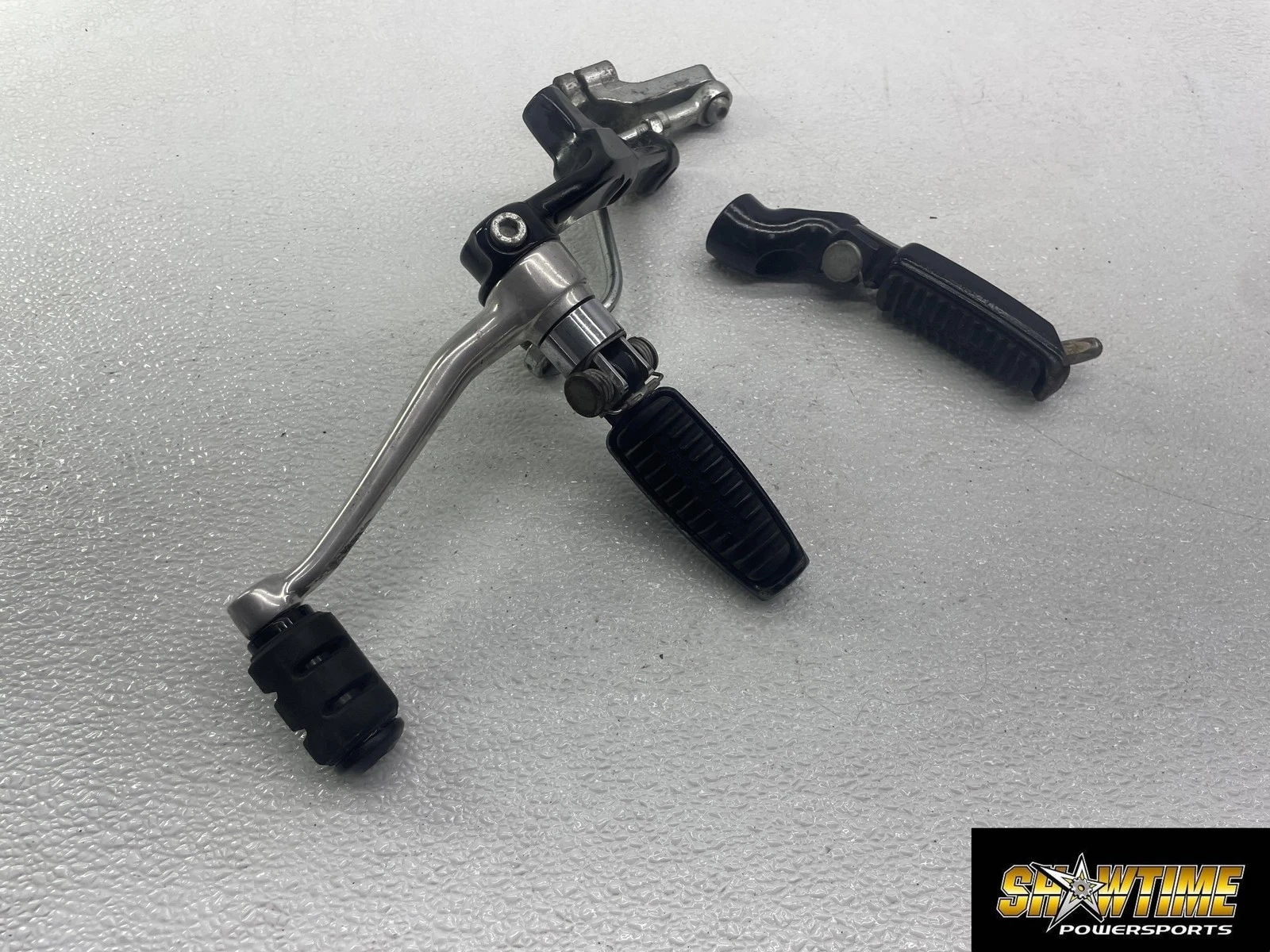 02-06 HARLEY-DAVIDSON V-ROD VRSC FRONT FOOT RESTS PEGS STEPS SET PAIR SHIFTER