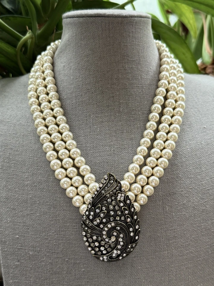 COLLAR DE PERLAS TRIPLE HEBRA TAPIZ HEIDI DAUS COLGANTE DE CRISTAL DE SWAROVSKI Foto 4 de 4