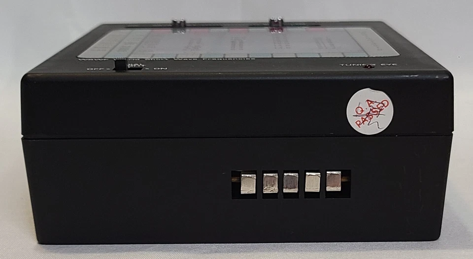 WSWF World Short Wave Frequencies Turner T102 AM * FM * LW * SW¹-SW⁹ Foto 4 de 4