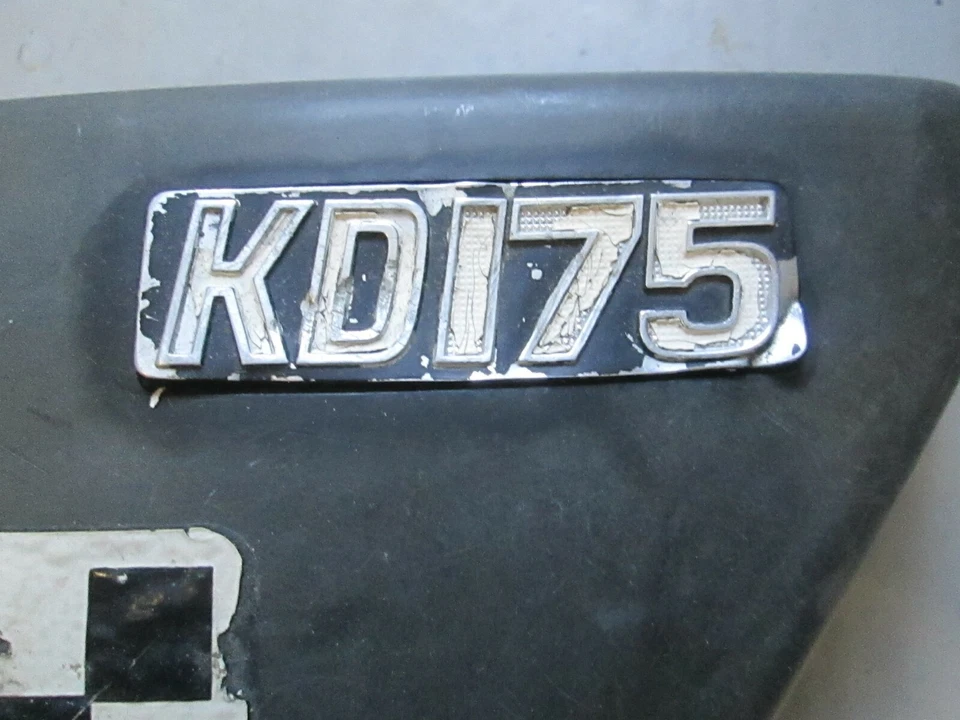 OEM KAWASAKI CUBIERTA LATERAL IZQUIERDA TANQUE DE ACEITE 1976 - 1979 KD175 / KE175 36001-1051 Foto 2 de 4