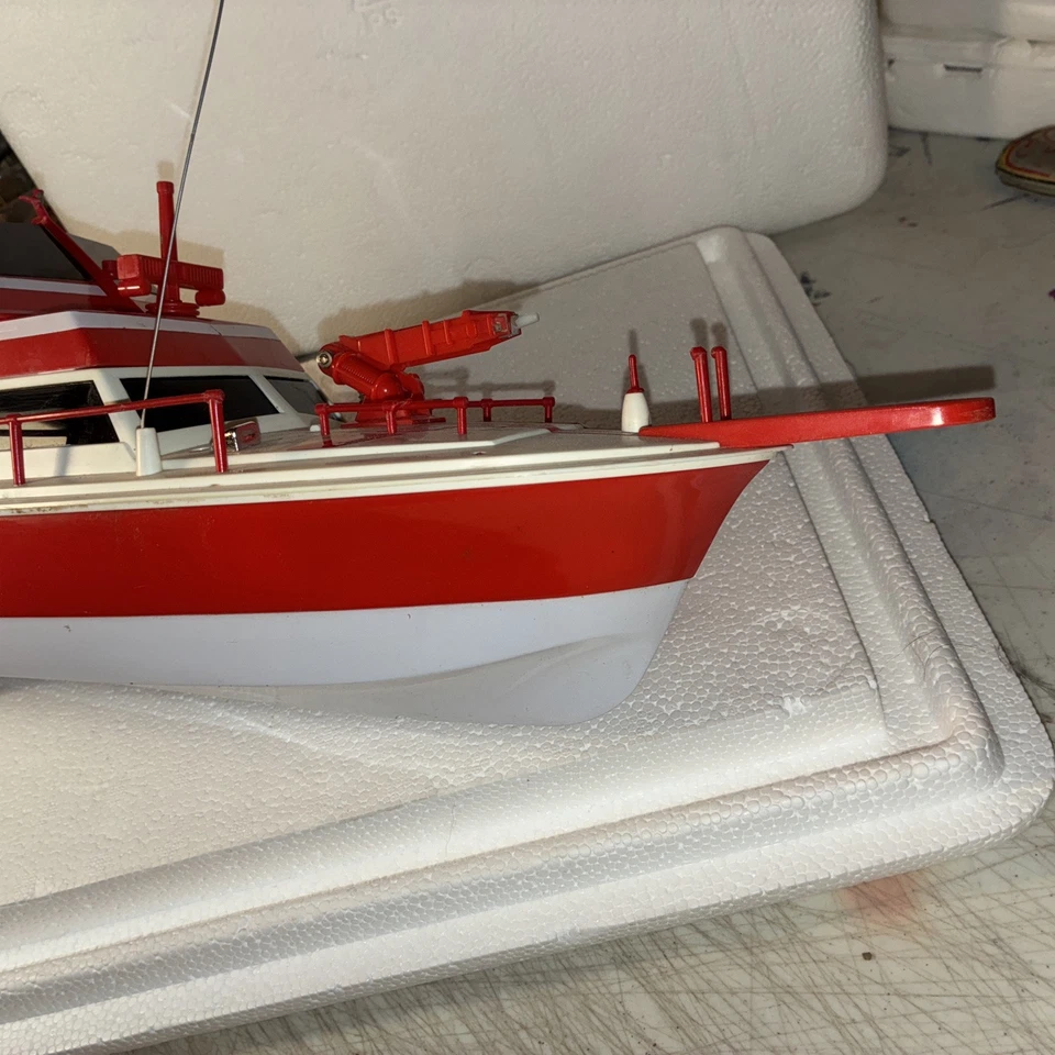 Radio Shack Vintage RC Fire-Fighting Speed Cruiser Working Tested Boat 60-4072 - Image 4 of 4