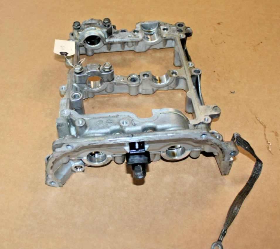 Cubierta de distribución del portador del árbol de levas del motor derecho Subaru WRX 2011-2019 13115AA002 OEM Foto 2 de 4