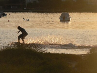Foto 6x4 Behelfsmäßiger Surfer Mudeford dieser Kerl, gekleidet in Jeansshorts und c2007