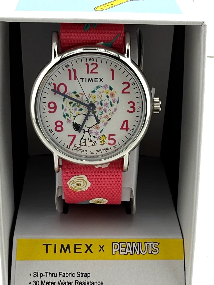 Reloj Timex® Weekender X Peanuts® Snoopy & Woodstock para mujer con correa de tela floral Foto 3 de 4