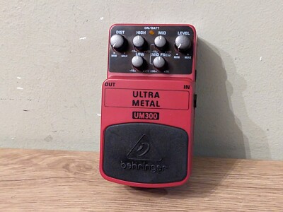 Behringer UM300 Ultra Metal Heavy Distortion Gitarre Effekte Fußpedal (pink)