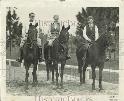 1930 Press Photo Ladies and a gentleman riding on their horses