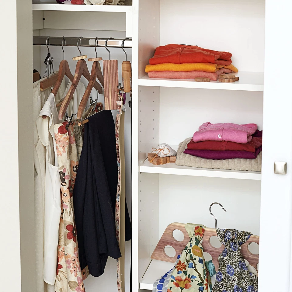 CedarFresh 26340 红色雪松木衣架 | 锁裤杆和 Swi... — 第 3/4 张图片