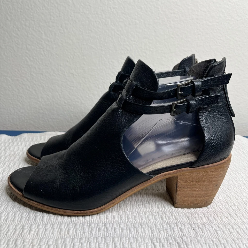 Matisse Columbia SZ 9.5 M Black Leather Peep Toe Back Zip Side Cutout Boots - Image 3 of 4