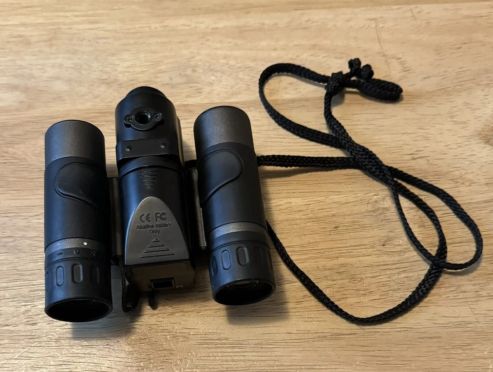 Celestron VistaPix 8x22 Binoculars & Digital Camera - Image 2 of 3